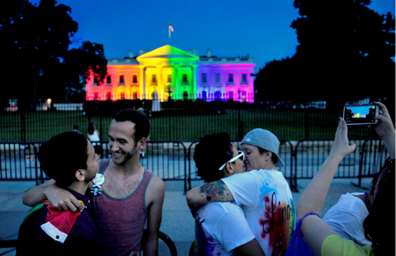 obama-white-house-lights-up-to-celebrate-gay-marriage-copy.png